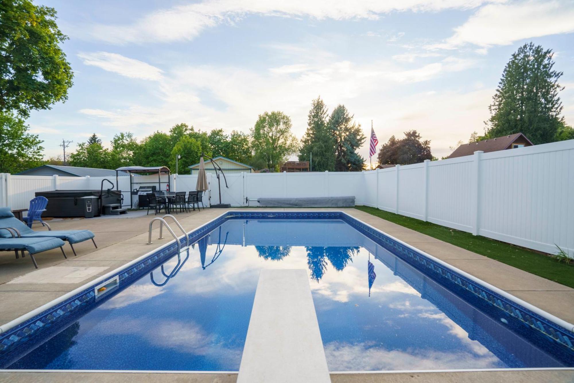 Upscale Heated Pool Retreat Near Cda With Hot Tub Holiday home