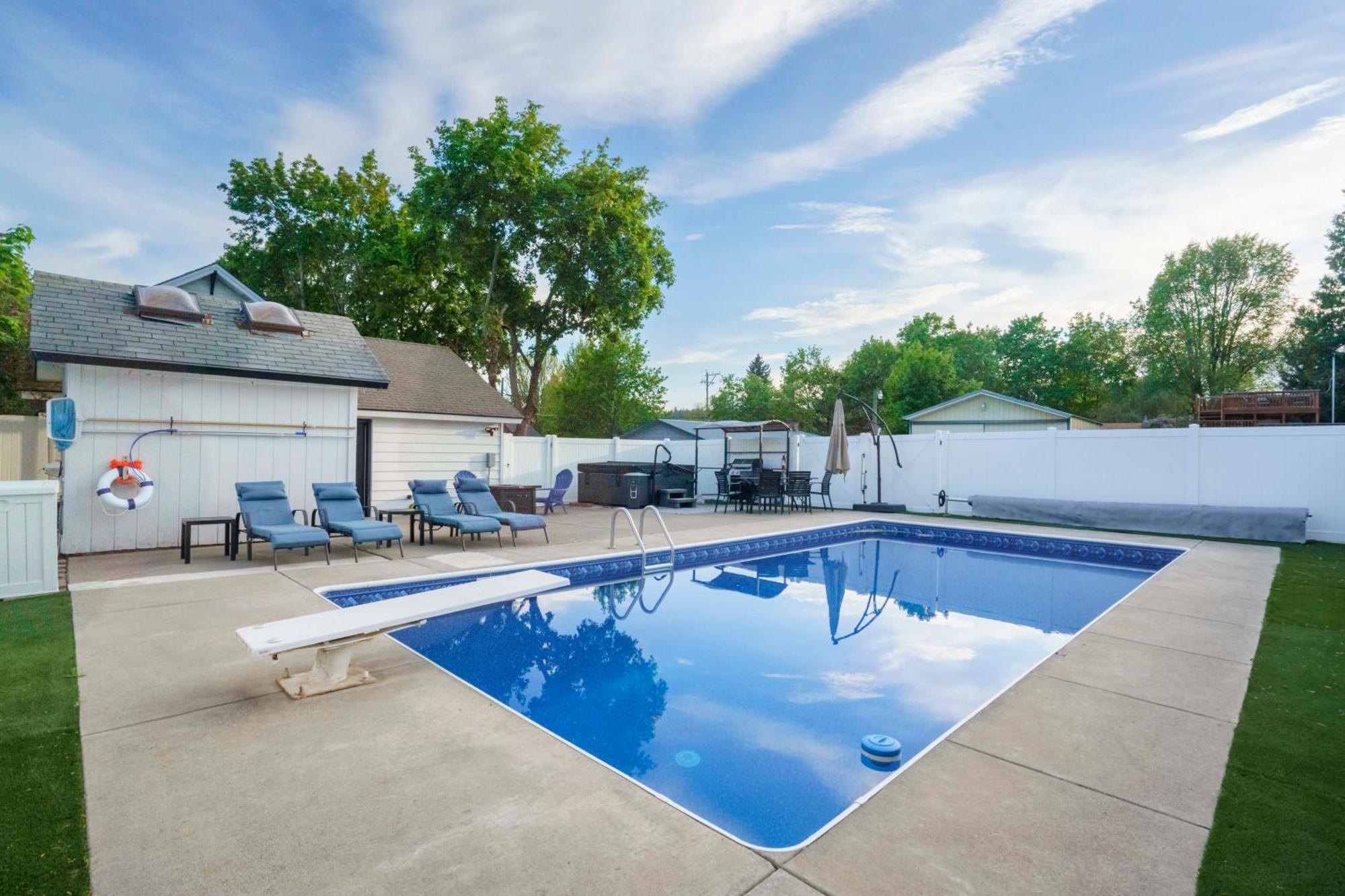 Upscale Heated Pool Retreat Near Cda With Hot Tub Holiday home Coeur d'Alene