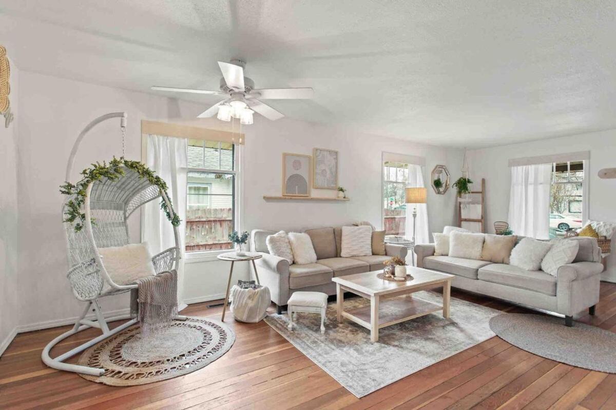 Downtown Boho Retreat- 5 Beds,2 Baths Holiday home Coeur d'Alene