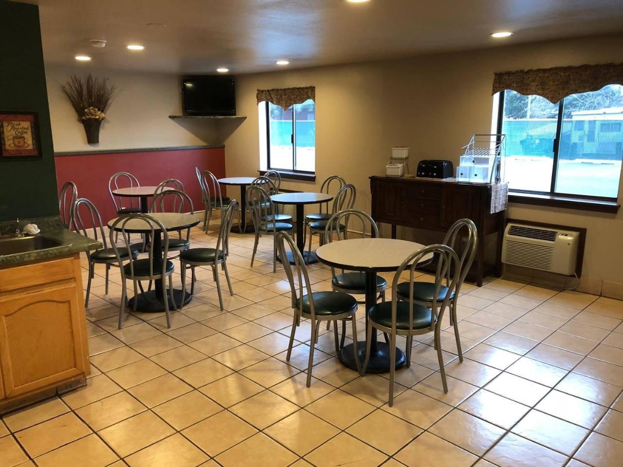 Super 8 By Wyndham Motel 2*