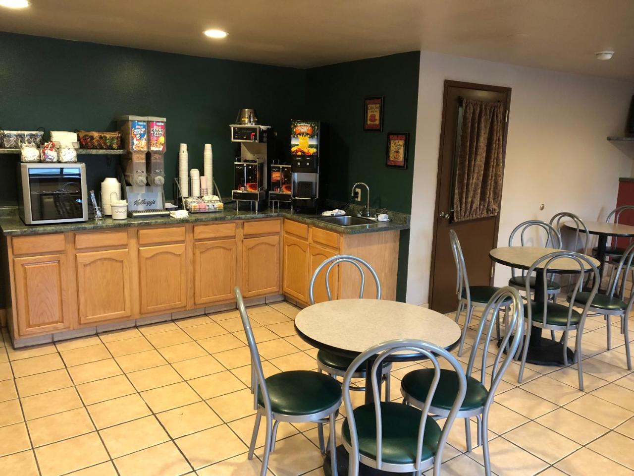 Super 8 By Wyndham Motel