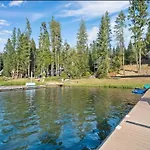 New Custom Lake Front Home With Jacuzzi
