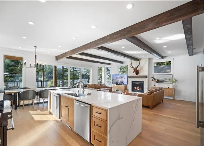 New Custom Lake Front Home With Jacuzzi