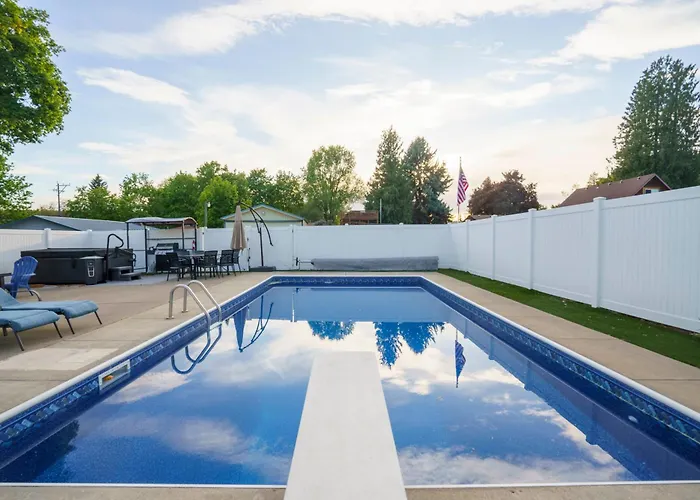 Upscale Heated Pool Retreat Near Lake Cda With Hot Tub