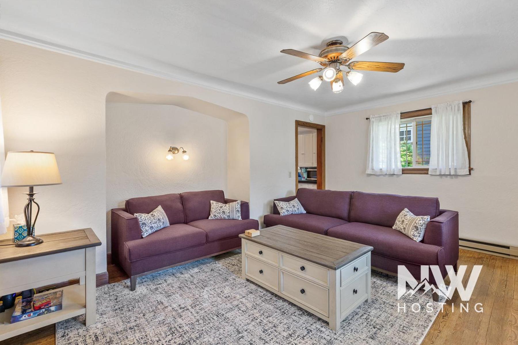 Adorable Electric Fireplace & Large Fenced Yard Holiday home