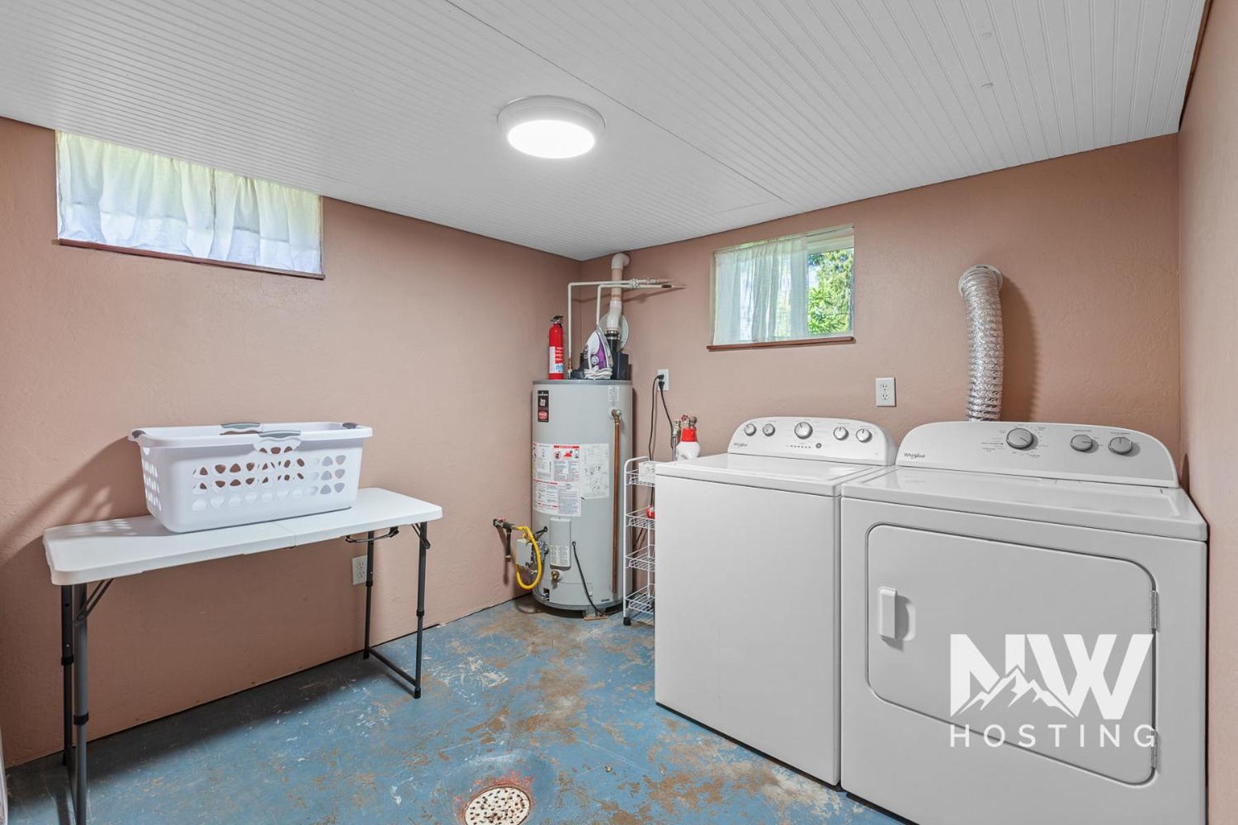 Adorable Electric Fireplace & Large Fenced Yard Coeur d'Alene
