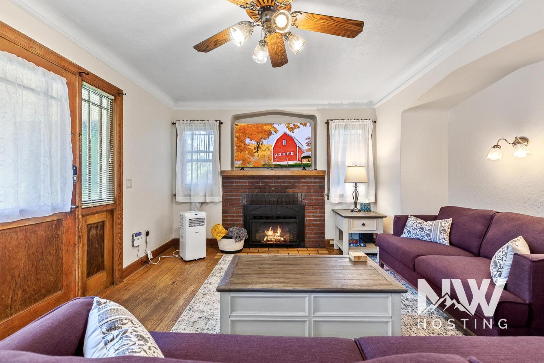 Adorable Electric Fireplace & Large Fenced Yard * Coeur d'Alene