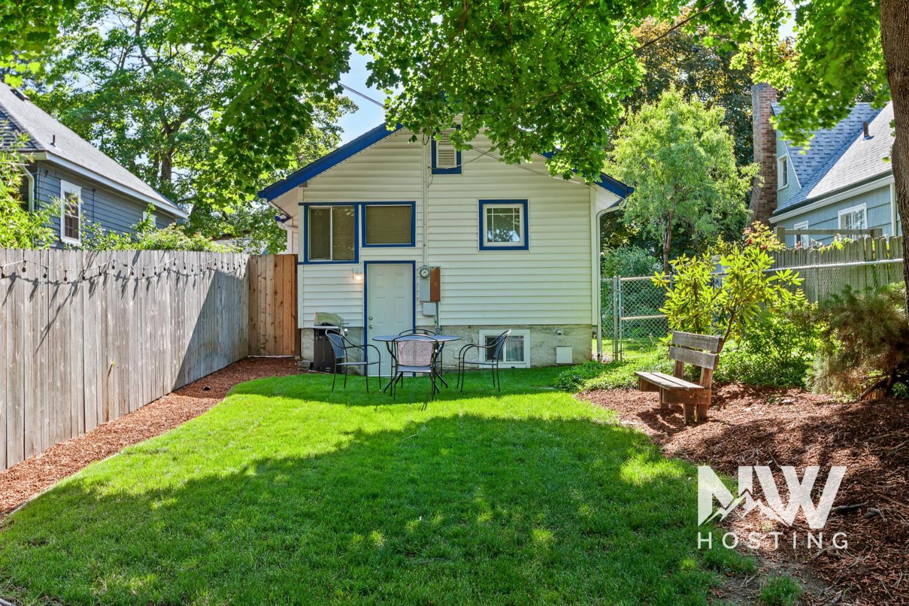 Adorable Electric Fireplace & Large Fenced Yard Holiday home Coeur d'Alene