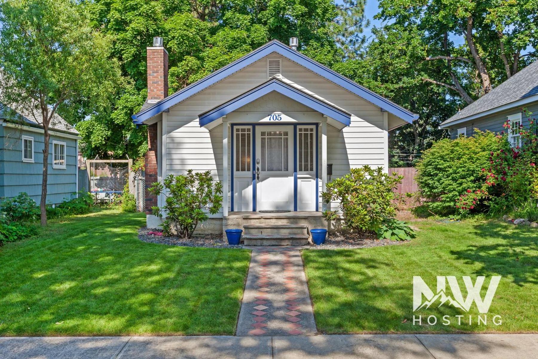 Adorable Electric Fireplace & Large Fenced Yard