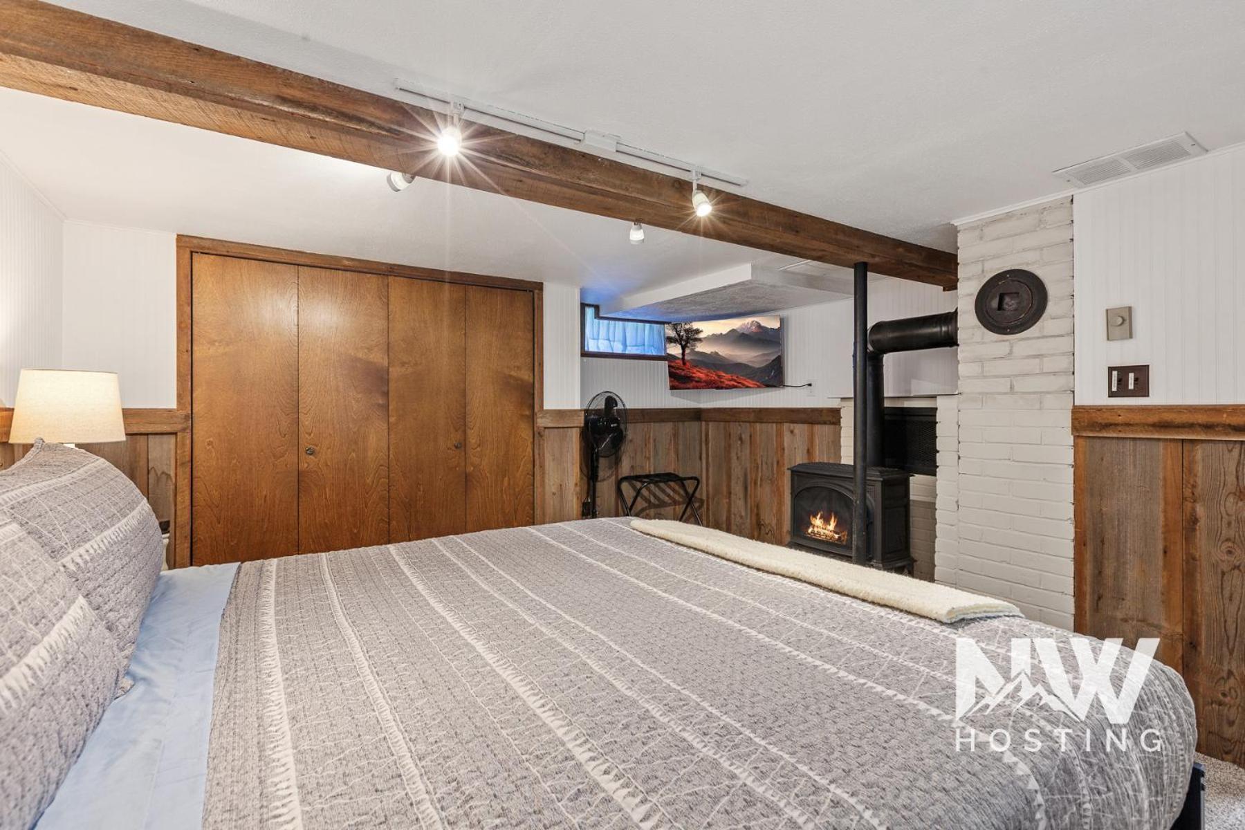 Holiday home Adorable Electric Fireplace & Large Fenced Yard