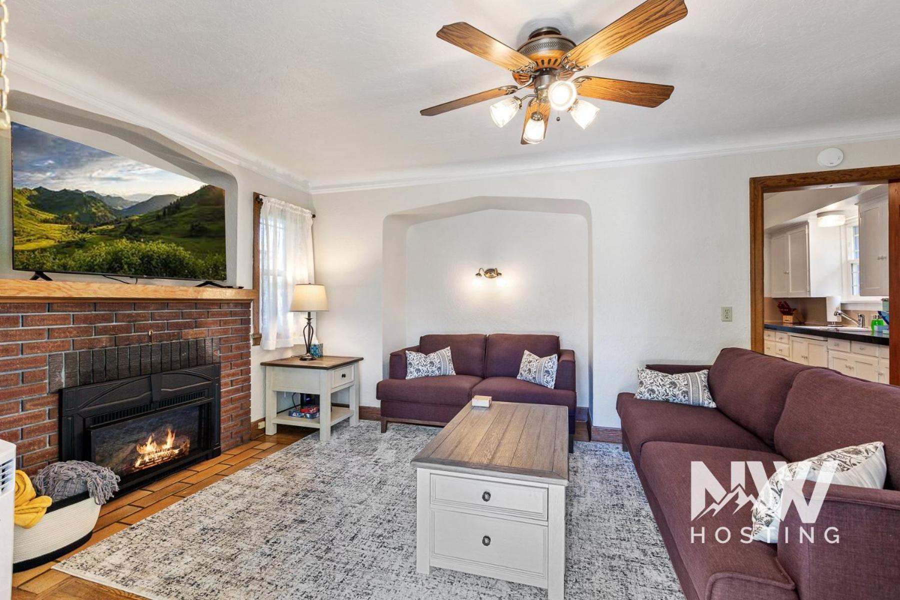 Holiday home Adorable Electric Fireplace & Large Fenced Yard *