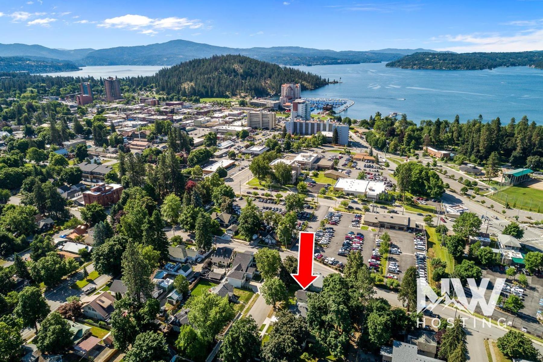 Adorable Electric Fireplace & Large Fenced Yard * Coeur d'Alene